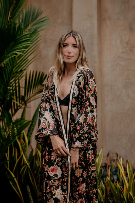 This floral kimono with golden lurex yarn is gorgeous. We love the retro style of the puffy sleeves. The neckline is enhanced by an elegant handwoven silk trim.  The waist is sublimated by a beautiful long belt finished with Moroccan handmade tassels with vegetal silk threads and natural stones.