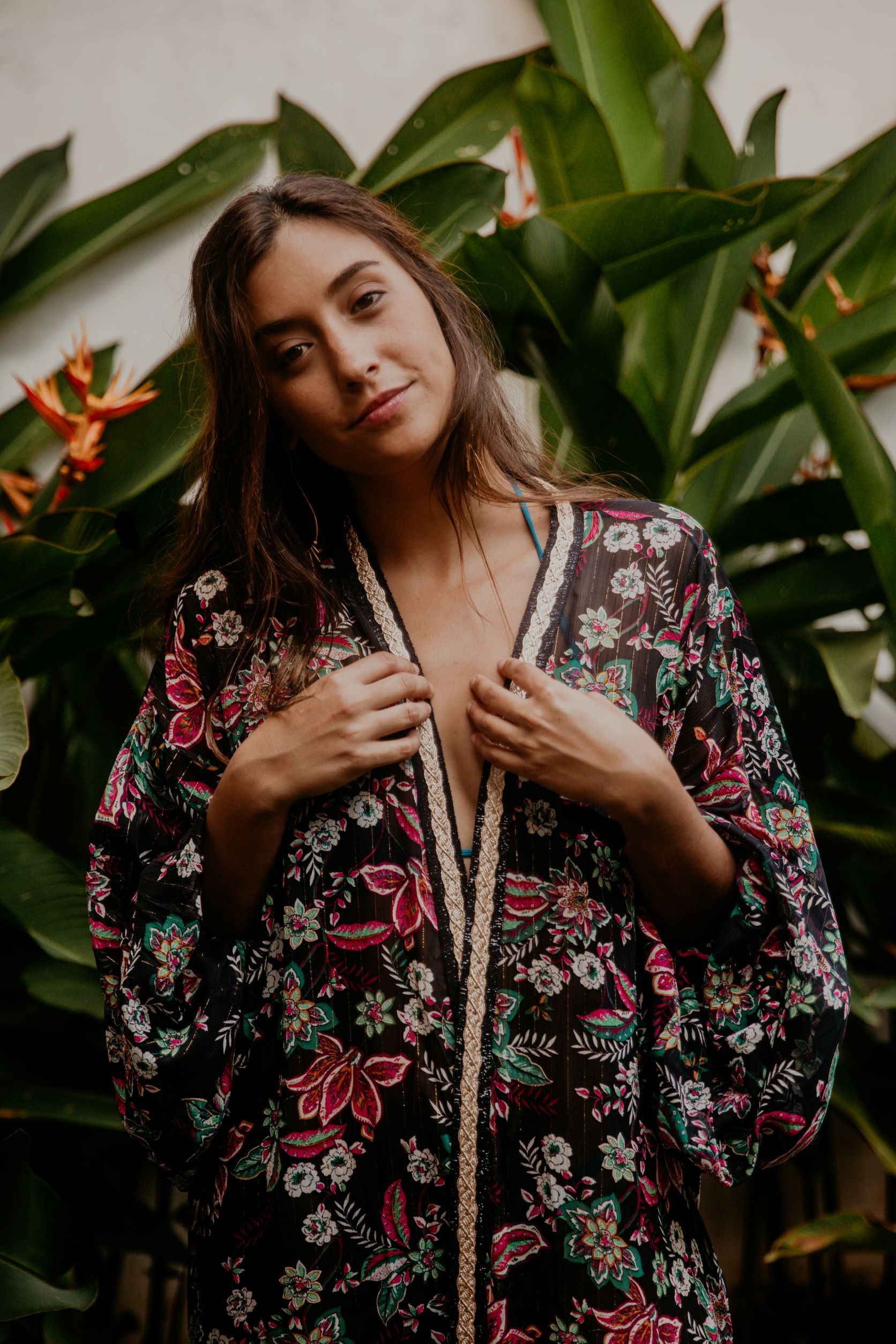 This floral kimono with golden lurex yarn is gorgeous. We love the retro style of the puffy sleeves. The neckline is enhanced by an elegant handwoven silk trim.