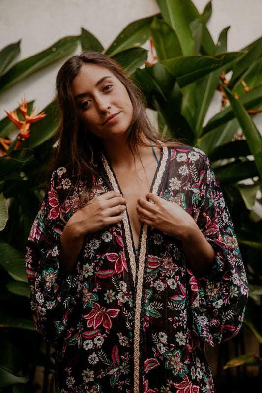 This floral kimono with golden lurex yarn is gorgeous. We love the retro style of the puffy sleeves. The neckline is enhanced by an elegant handwoven silk trim.