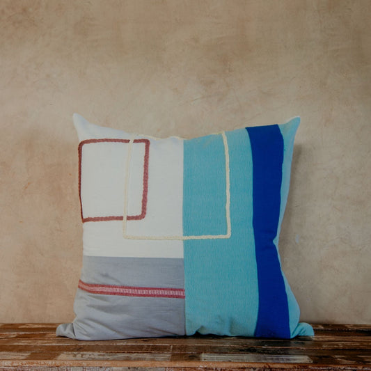 The asymmetric and colourful blocks make this pillow a true boho accent piece. Hand-loomed by expert artisans, the different shapes bring an artsy look and extra coziness to your bed, sofa or chaise.