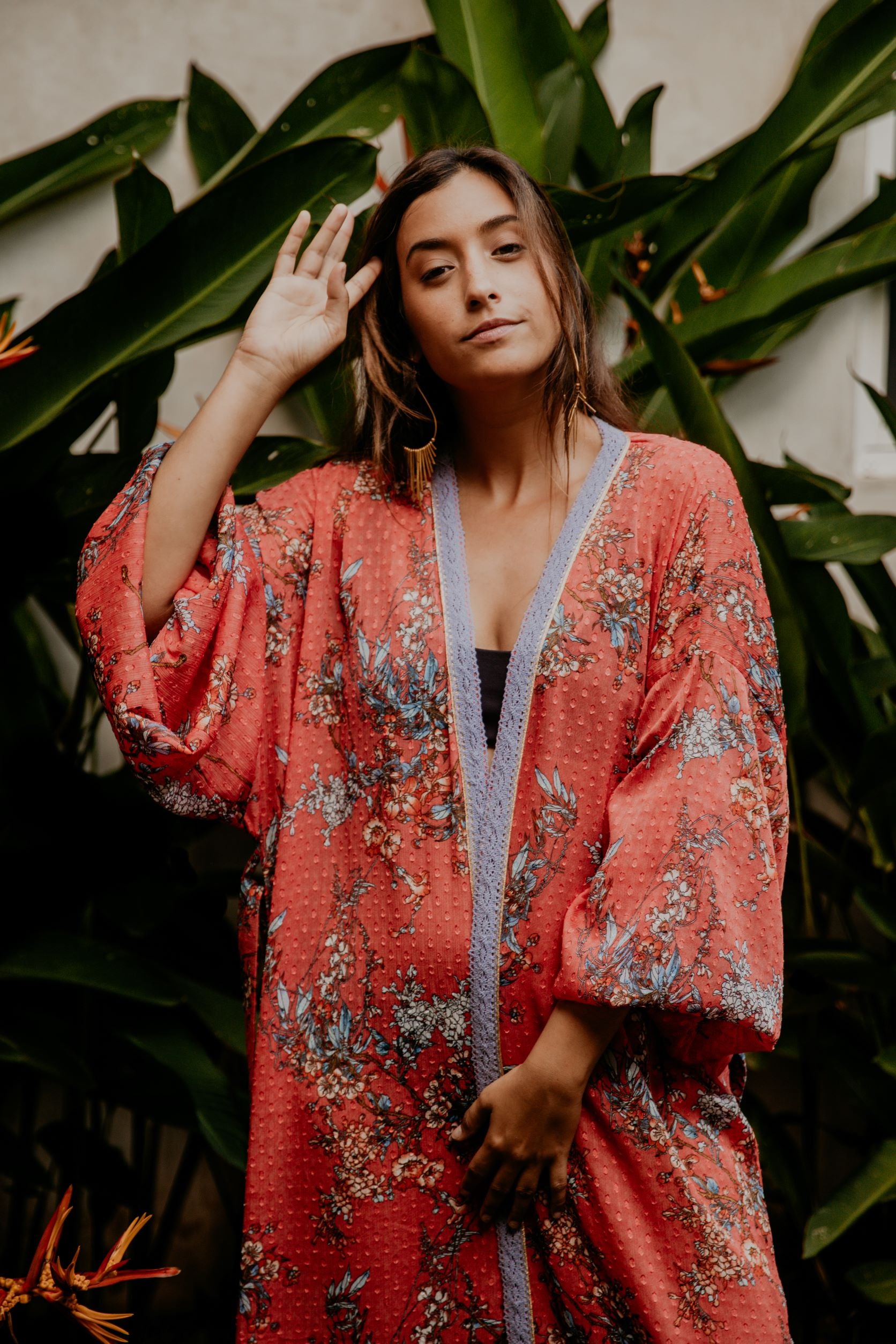 This raspberry kimono with a floral print is gorgeous. We love the retro style of the puffy sleeves. The neckline is enhanced by an elegant handwoven trim.