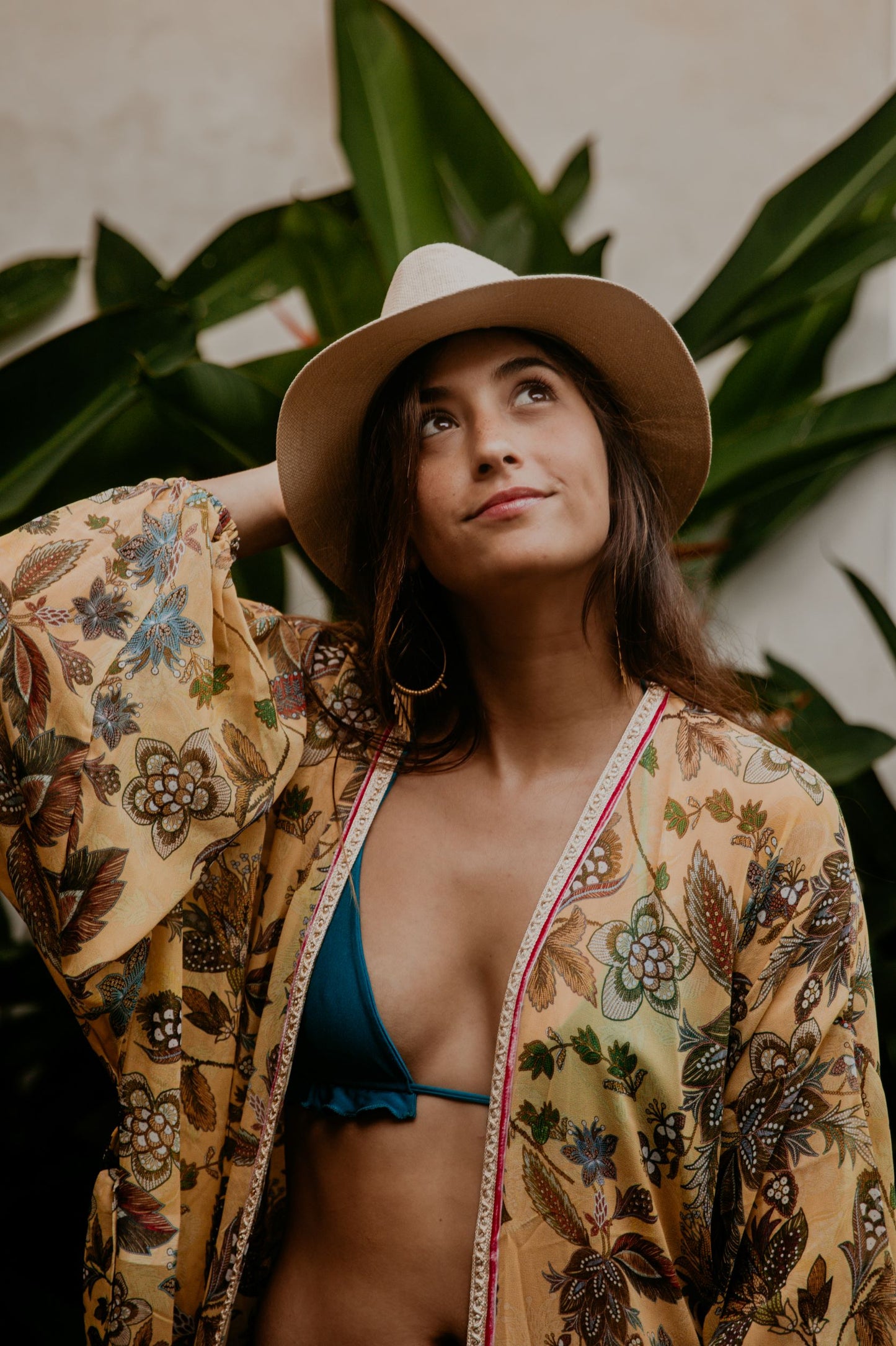 This Savanna floral kimono is gorgeous. We love the retro style of the puffy sleeves. The neckline is enhanced by an elegant handwoven silk trim.  The waist is sublimated by a beautiful long belt finished with Moroccan handmade tassels with vegetal silk threads and natural stones.