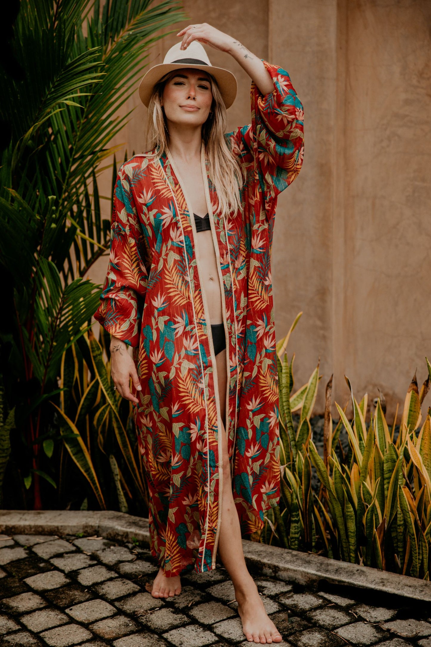 This terracotta floral kimono with golden lurex yarn is gorgeous. We love the retro style of the puffy sleeves. The neckline is enhanced by an elegant handwoven silk trim.