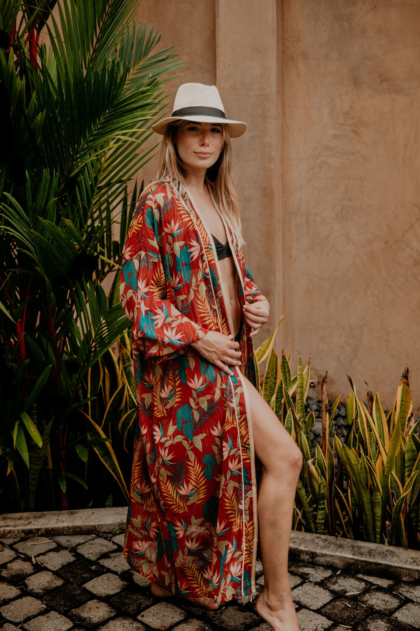 This terracotta floral kimono with golden lurex yarn is gorgeous. We love the retro style of the puffy sleeves. The neckline is enhanced by an elegant handwoven silk trim.