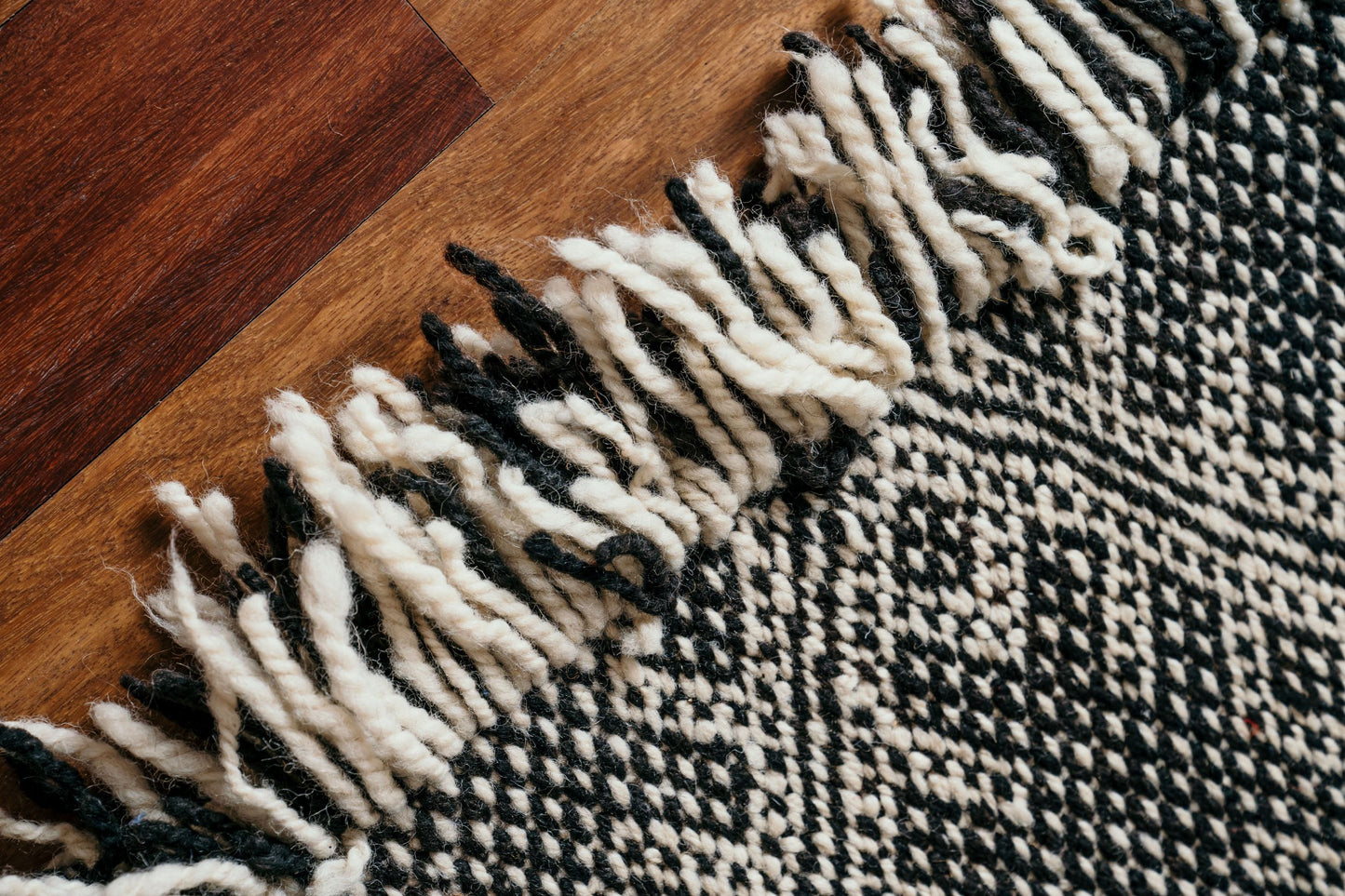 Zanafi tribal rug, handmade in Morocco, grey and white colours.