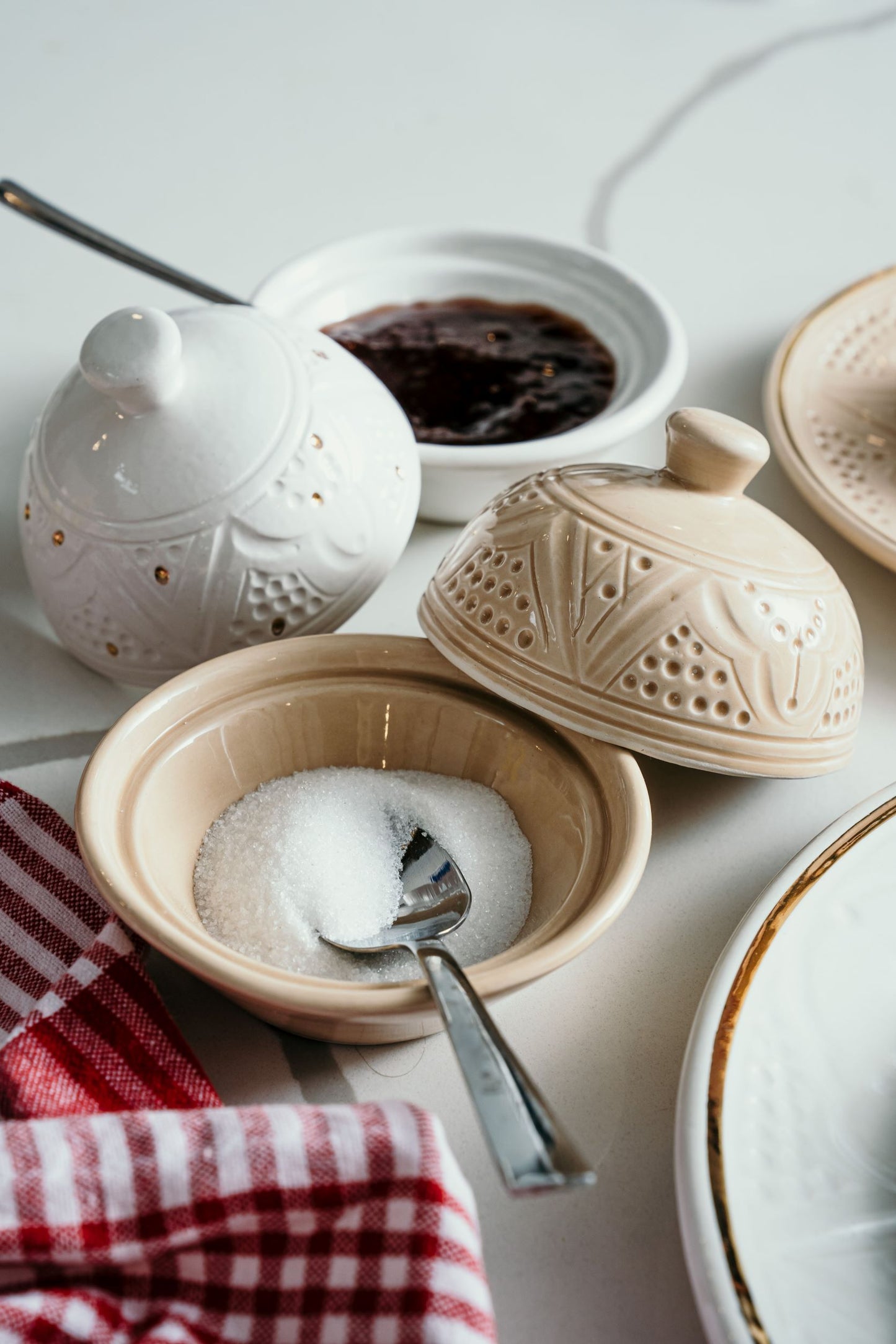 Ceramic round storage canister for sugar, spices, tea, sweets, jam... Engraved by hand with traditional Moroccan designs and 12 carat gold, Diameter 10cm Height 9cm, handmade in Morocco, ELSINIYA